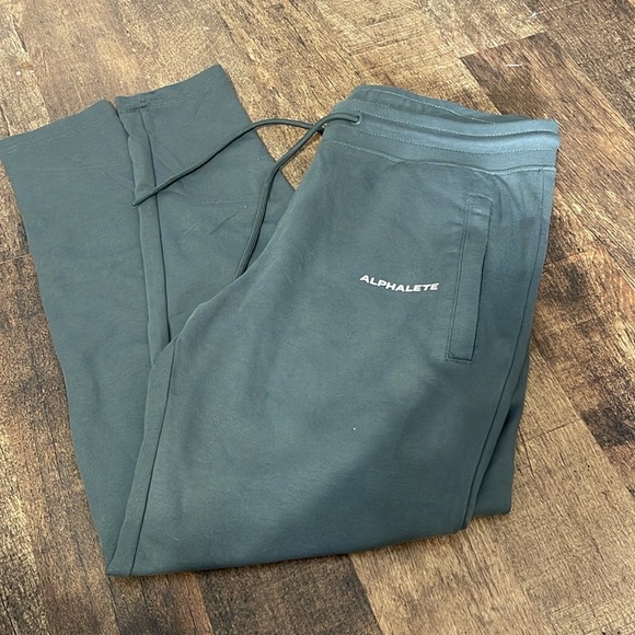 Alphalete Essential Core Joggers Mens Concrete NWT SIZE M - Picture 2 of 7